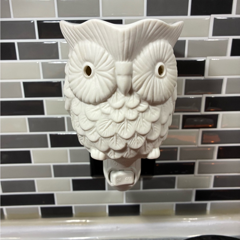 PreOwned Scentsy White Ceramic Owl Night Light